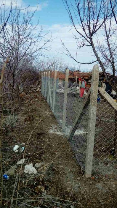 Ограда с циментови колове и поцинкована мрежа