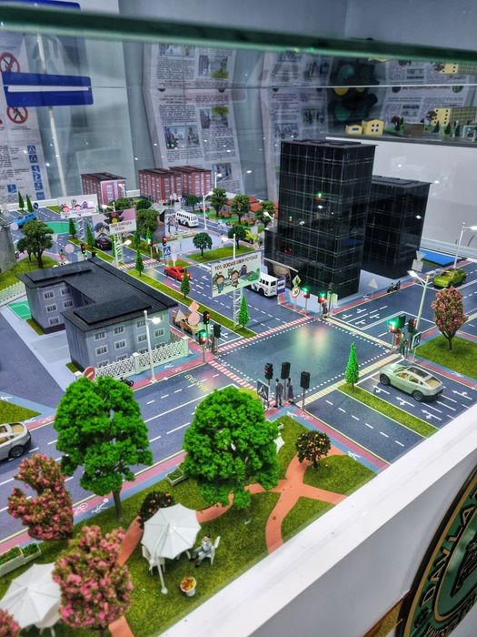 Maket yo'l harakat xavfsizligi bo'yicha turli hil yasab beramiz