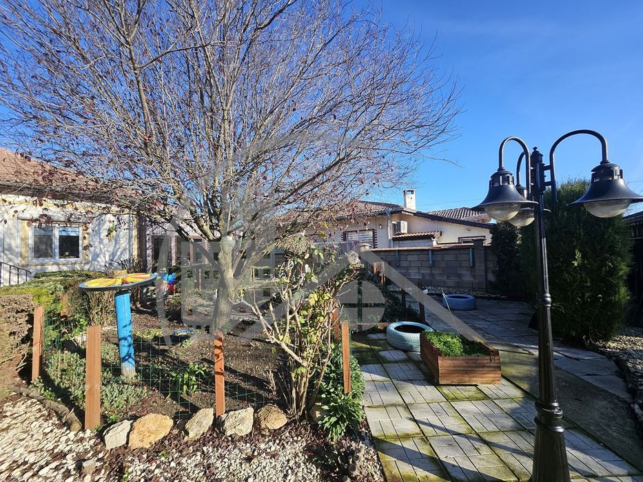 Къща с басейн, гараж и прекрасен двор