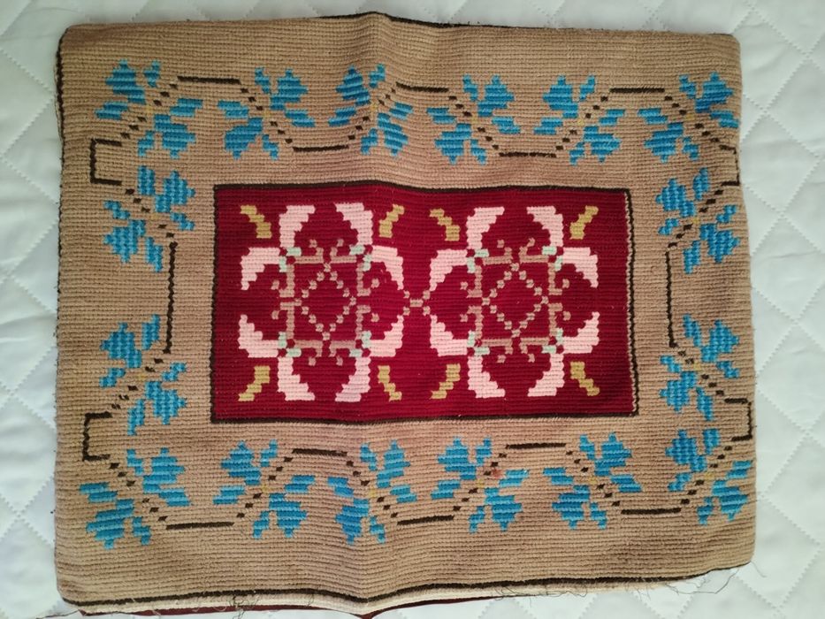 Față de perinița cusută manual și față de masă.