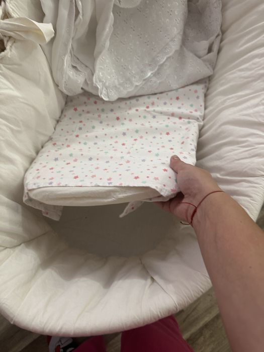 Плетен кош за бебе , със стойка на колела