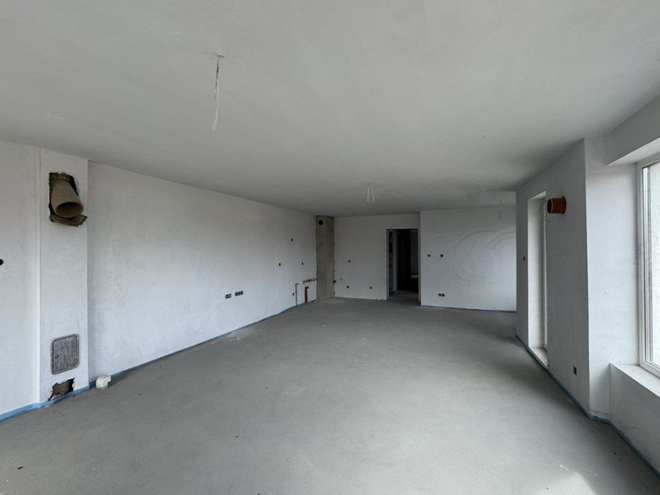 Просторен четиристаен апартамент в ж.к. Карпузица!