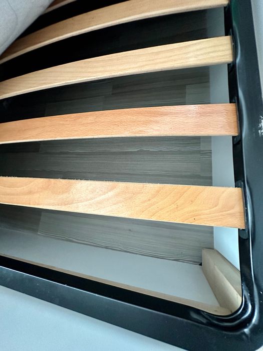 Pat 140x200 detaliu inox+ dulap MDF litera A –impecabil, cameră fetiță