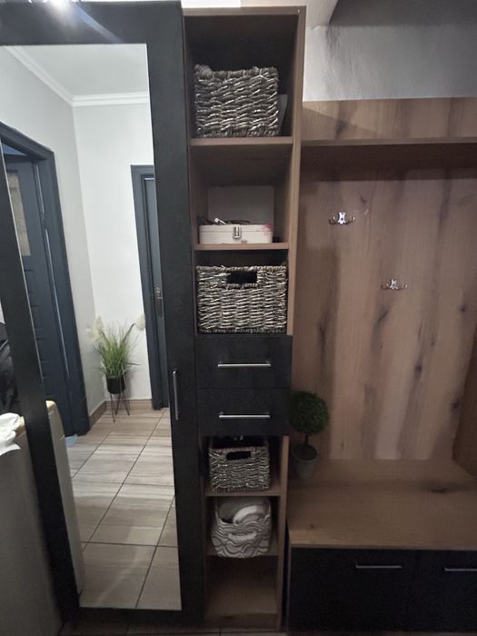 Cuier cu oglida si dulap