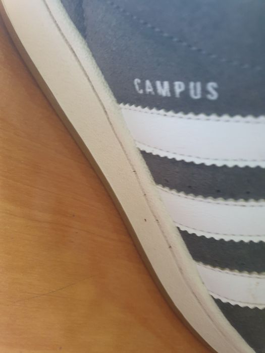 Продаются кроссовки.