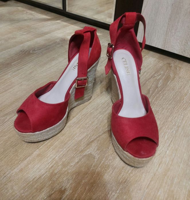 Продаётся женская обувь