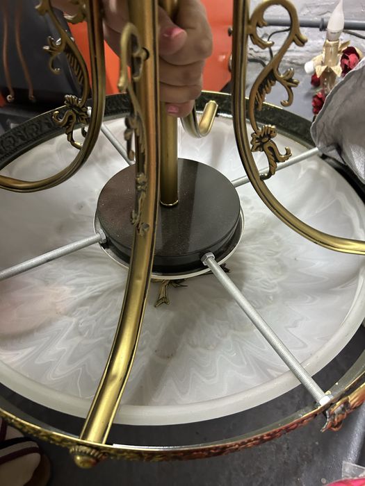 Продам люстры, бра.