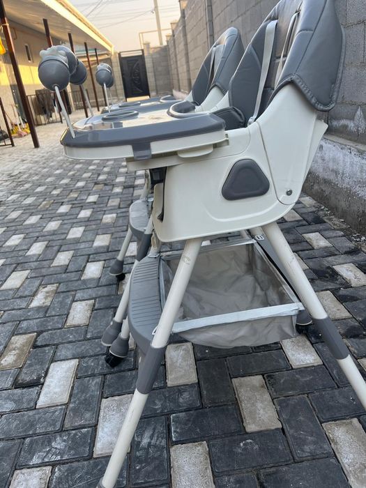 Детские столики две штуки