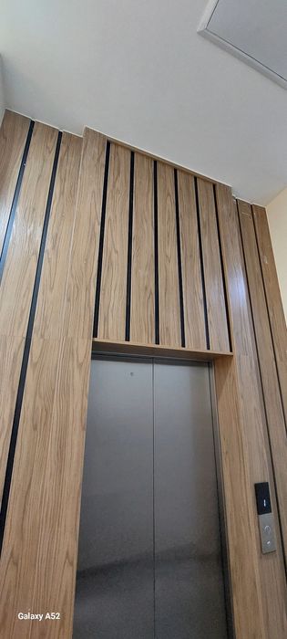 Obshivka devorga liftga o‘rnatamiz. Mdf va yog‘och ishlarini bajaramiz