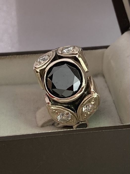 Inel aur alb 18kt.cu diamante negre si albe si negre