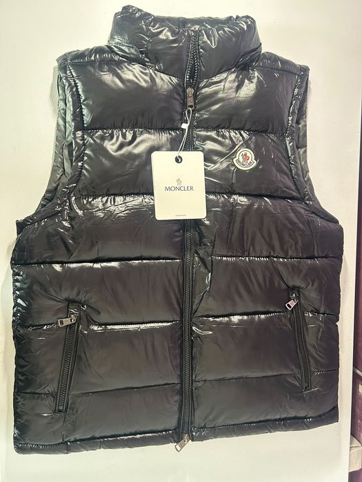 Vesta neagra cu gluga M.O.N.C.L.E.R