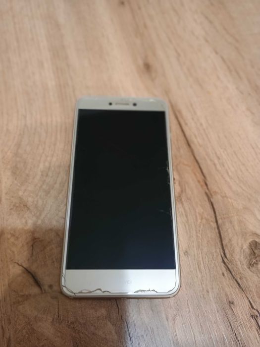 Продавам телефон Huawei с оригинална кутия