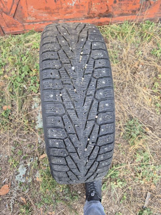 Продам шины зимние с шипами r17