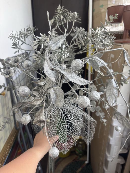 Продам вазу с серебристыми цветами