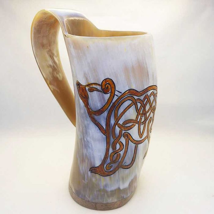 Чаши  от истински биволски рог и гравюри с викингски мотиви, тип халба