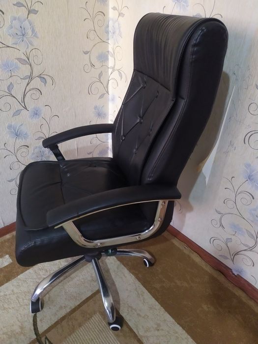 Офис кресло сотилади.