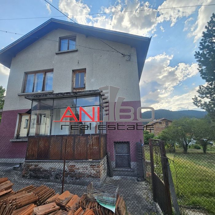 Къща в София, област-с.Говедарци площ 200 цена 180000