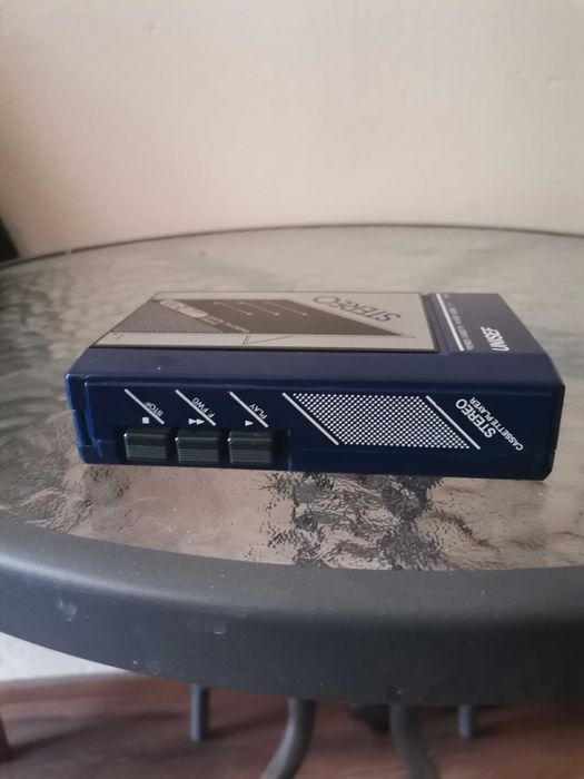 Продавам  Walkman японски стерео UNISEF модел Z-10  в добро състояние всичко работи има и адаптер за ток
