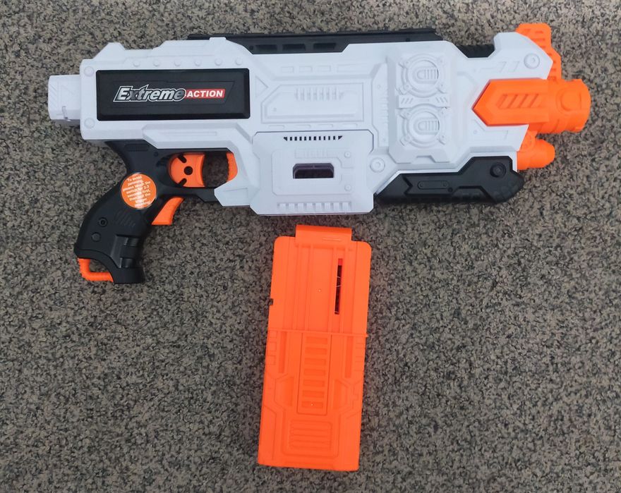 Pușcă de jucarie nouă.