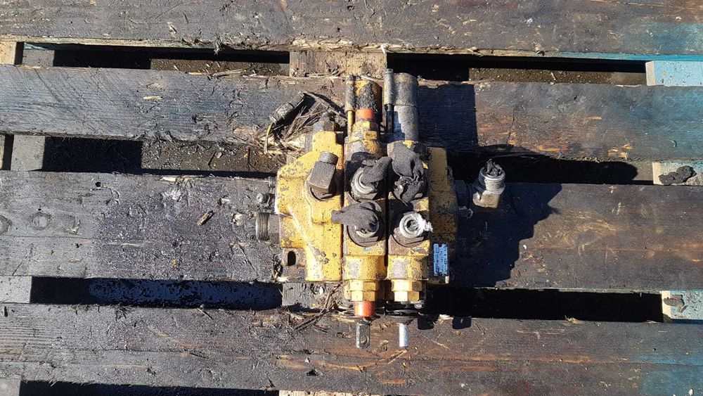 Distribuitor hidraulic fata buldoexcavator Caterpillar 428B ,428C,438