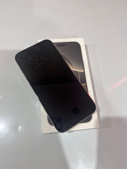 Продаю Айфон 16 про макс