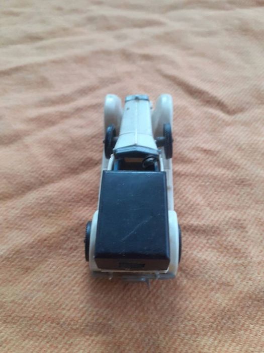 Mașină veche Isotta Fraschini de colecție.