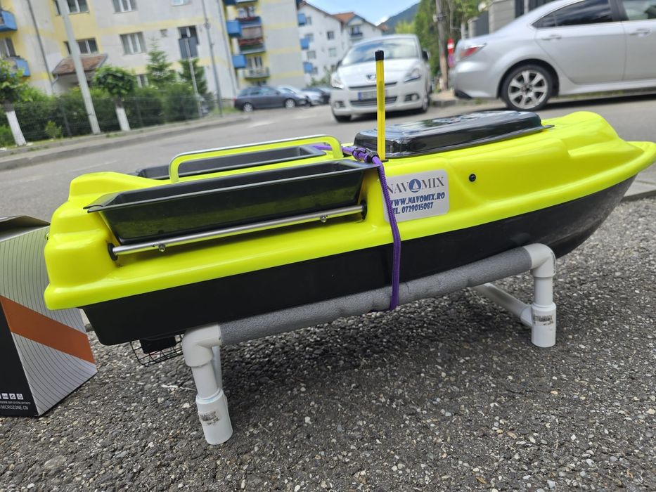 Barcă de nădit (bait boat) cu basculare momeală – 2 acumulatori incluși
