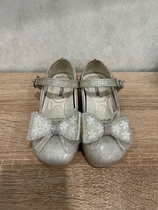 Продам туфли для девочки 27 размер