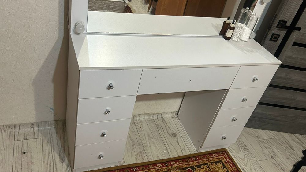 Продам туалетный столик