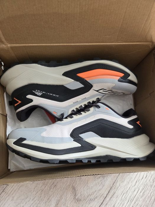 Продам новые кроссовки x-tep