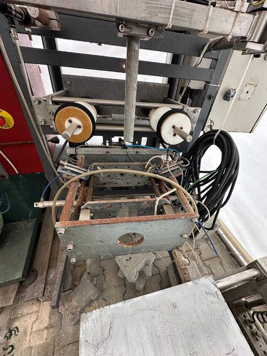 Пакетираща машина неработеща липсва й контолер и някои дребни части, за да заработи