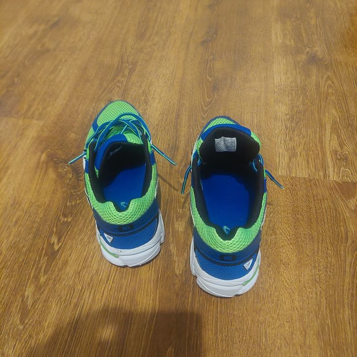 Vând Adidasi Asics