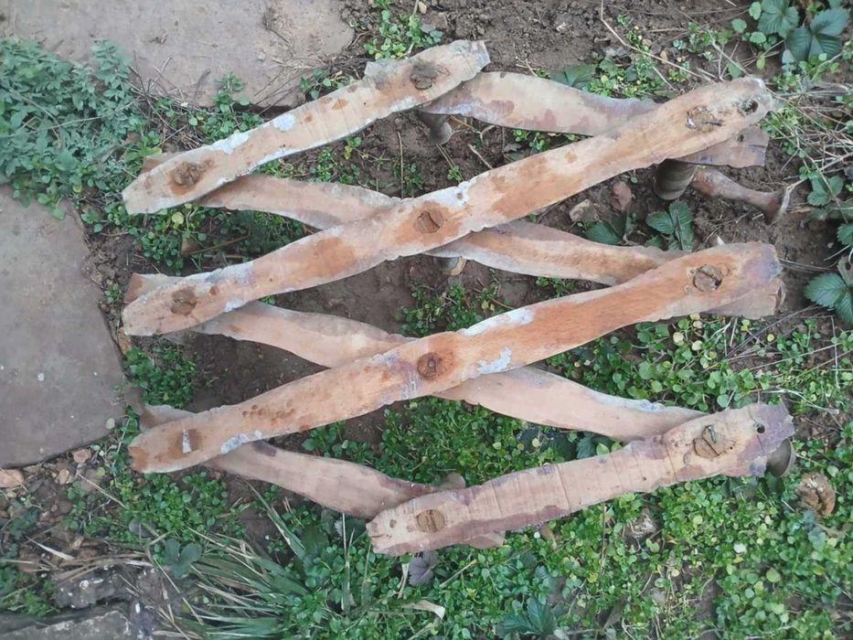 Стара дървена закачалка