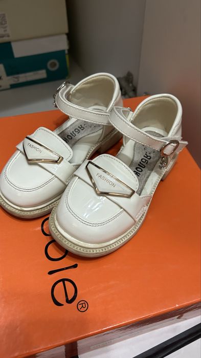 Аяк киімдер сатылады