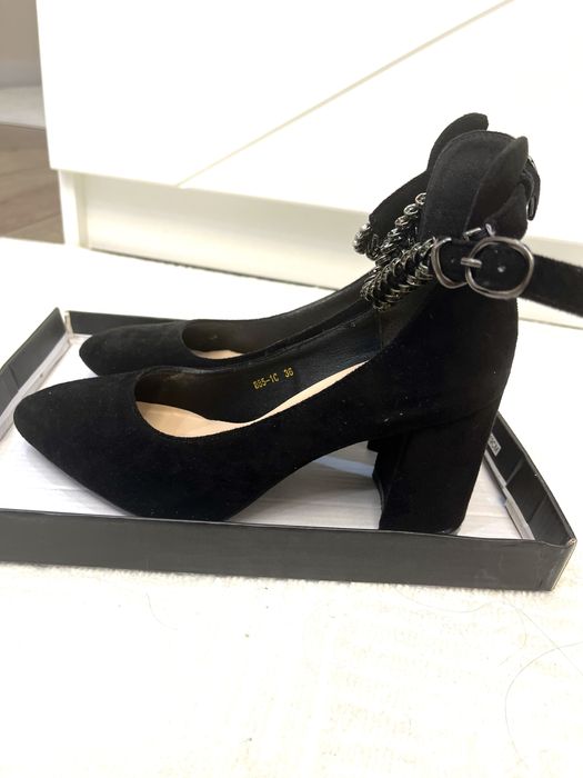 Продаю туфельки ,белую и черную