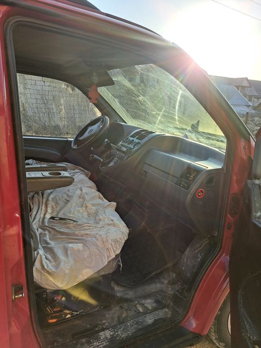 Vând Mercedes Vito 2002 anul fabricație motorul de 2.2 mașina merge fo