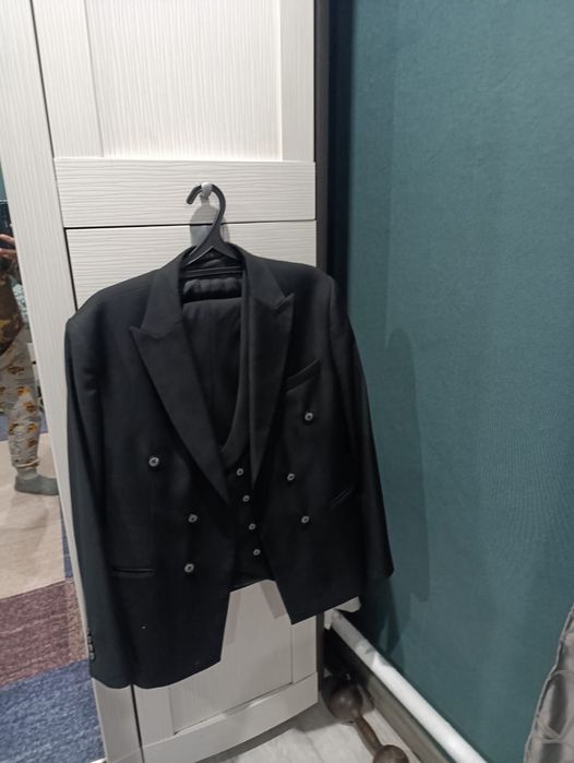 Продам костюм тройка