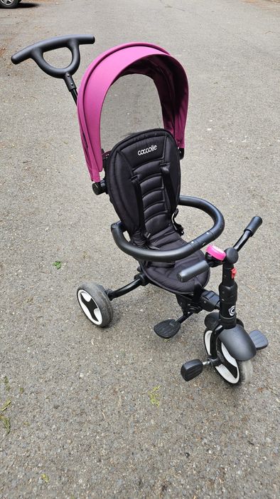Tricicleta pentru copii Coccolle Spectra Magenta ultrapliabila, cu scaun reversibil cu pozitie de somn de la 1 an si roti din cauciuc