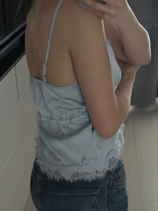 Top satinat albastru deschis cu nasturi & dantelă Zara / NOU