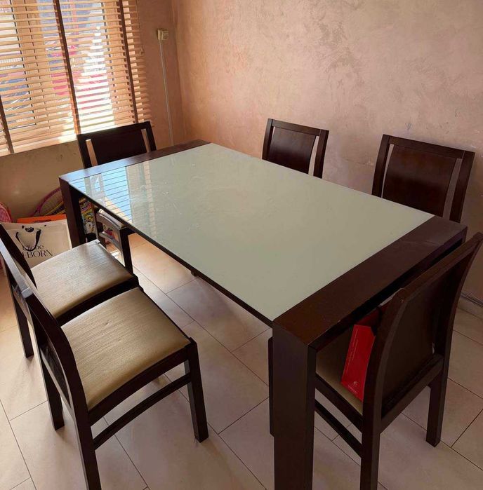 трапезна маса и столове. Леки следи от употреба. масивно дърво, стъклен плот. 150€