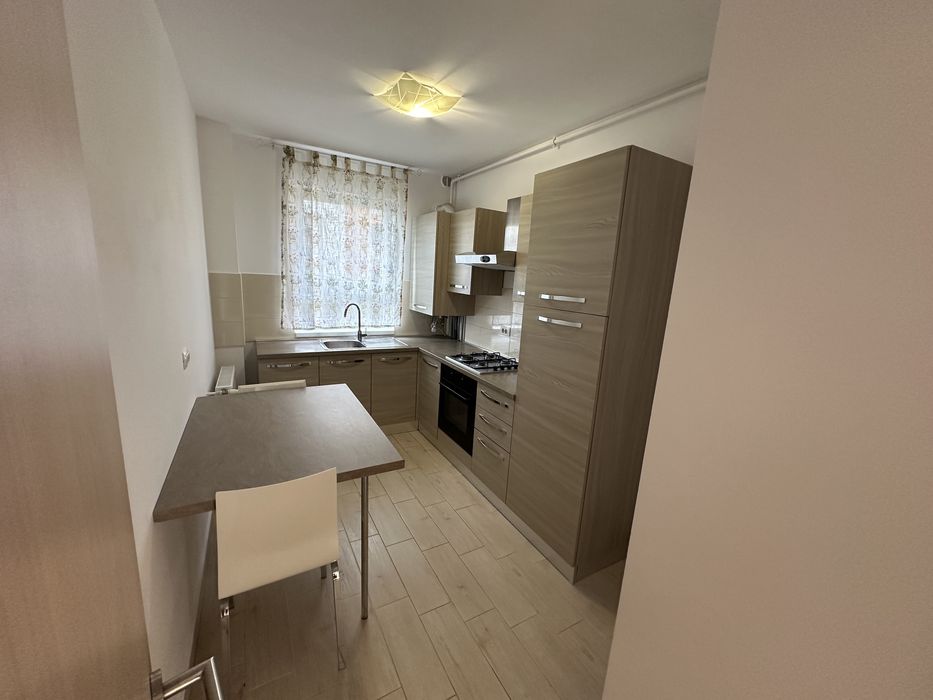 Inchiriez apartament cu 2 camere si gradina proprie in zona Coresi