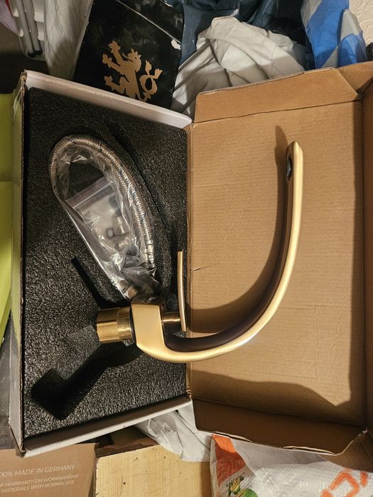 Златен смесител за баня