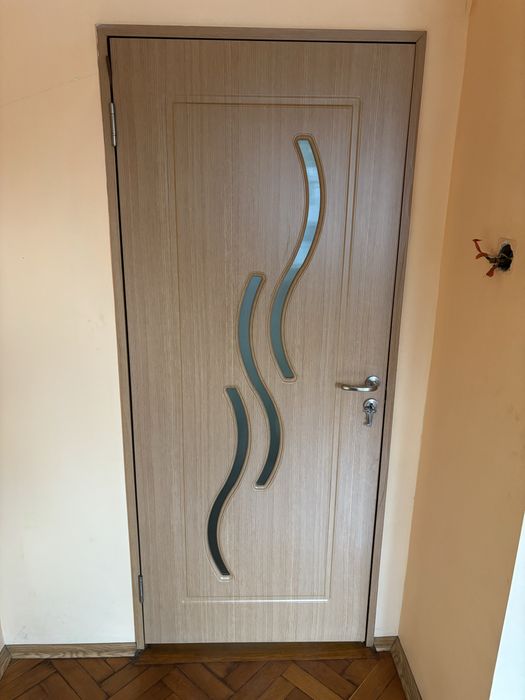 Vand usi interioare apartament