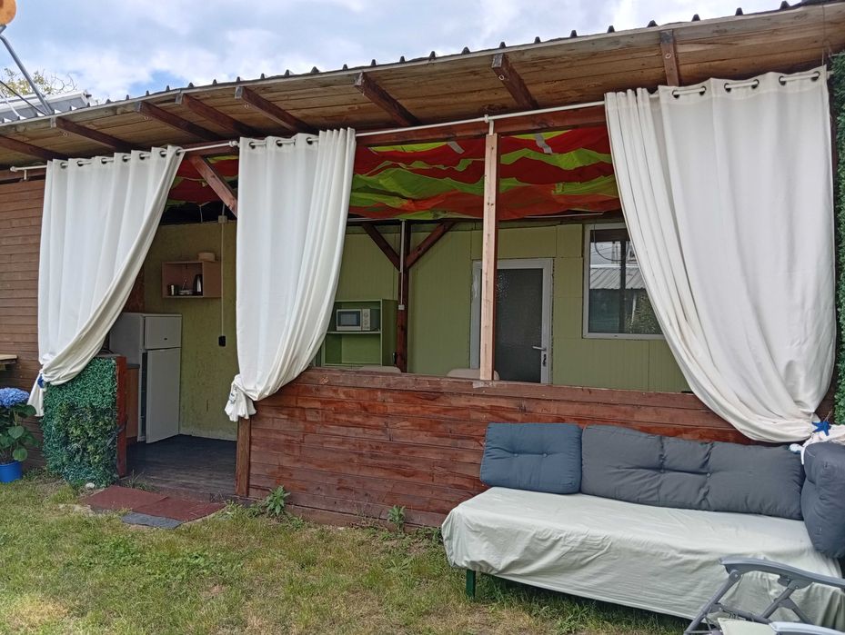 Дава бунгало с веранда, баня, кухня  до плаж в Кариани- 2800 евро/год.