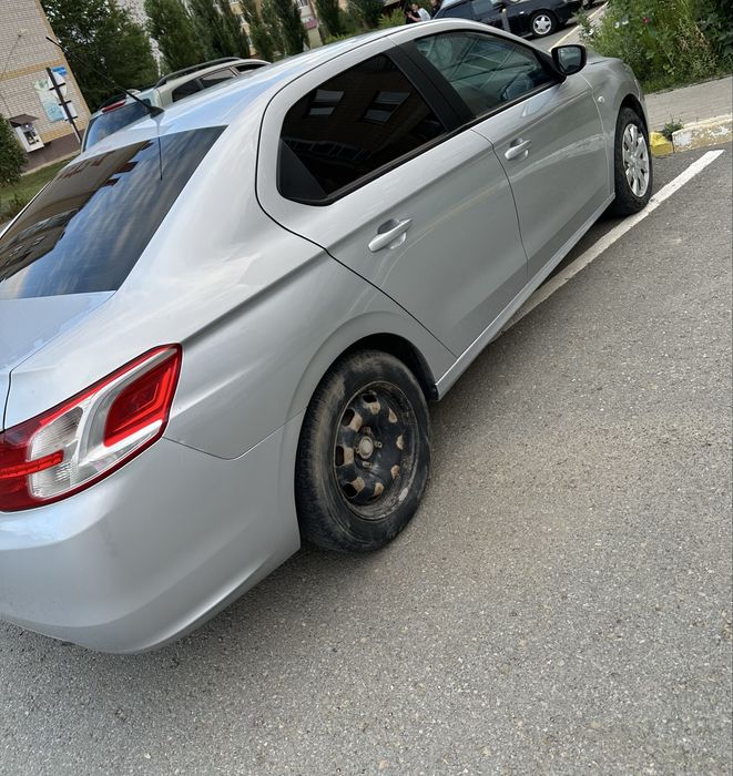 Продам машину Peugeot 301 i