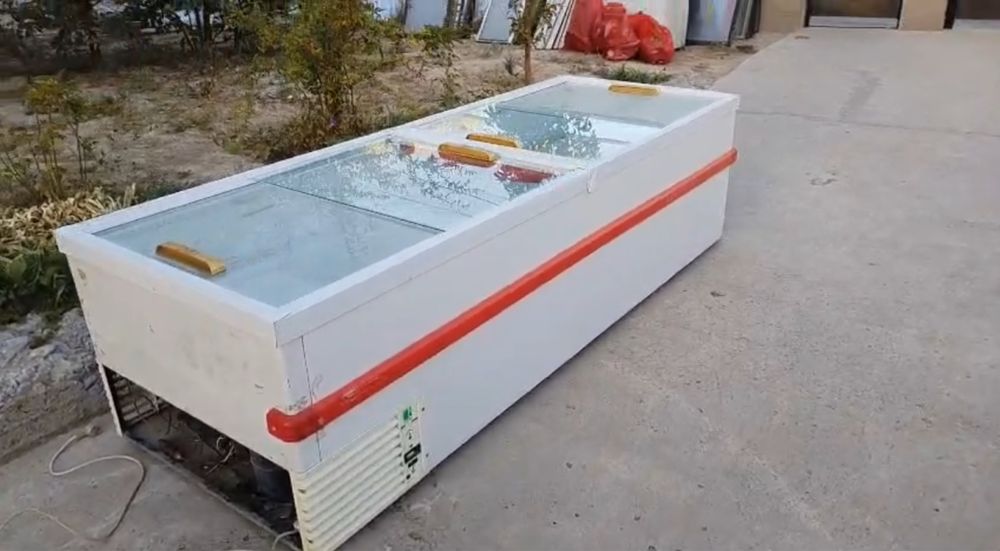 Холодильник ,морозильник в хорошем состояний .