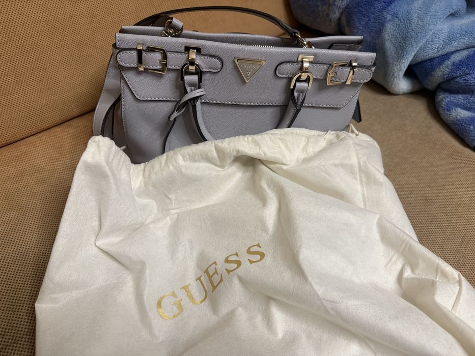Страхотна чанта Guess
