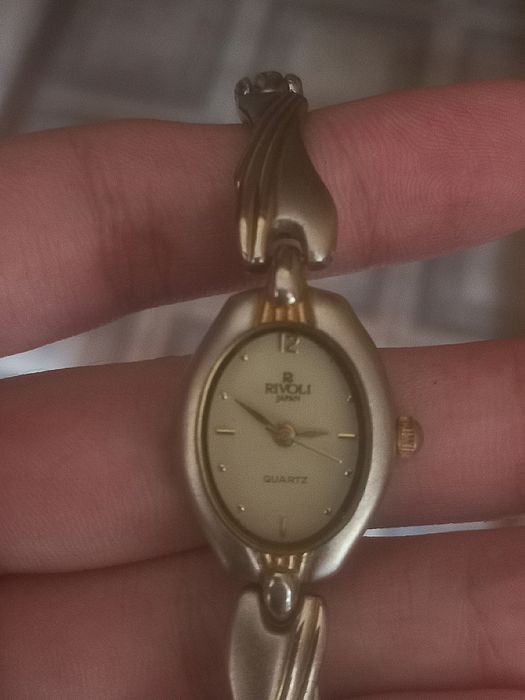 Продаются женские часы