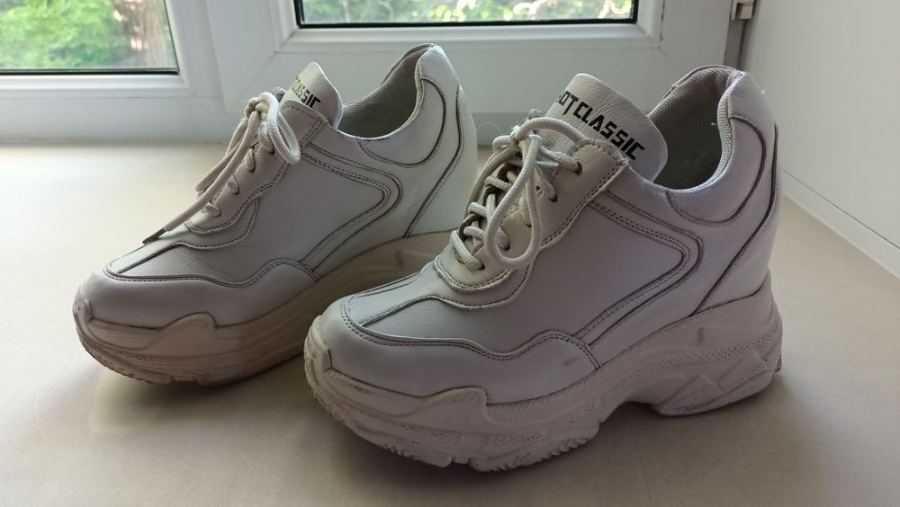 Кроссовки летние и кожаные