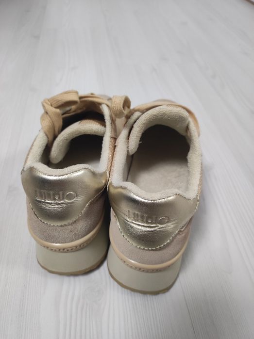 Adidași Nr 38.   ..